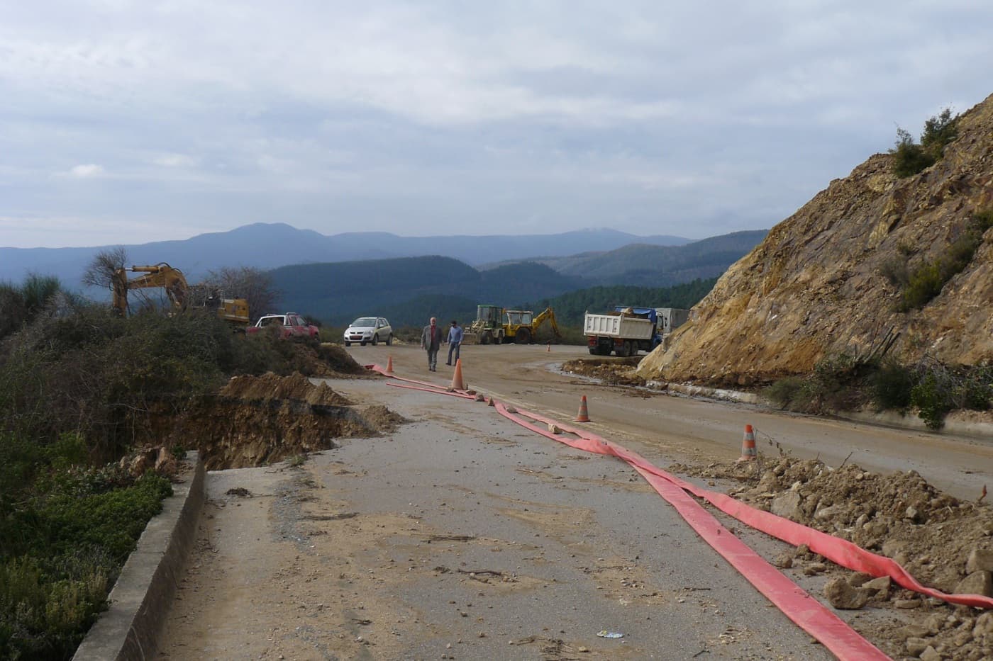 Αποκατάσταση των οδικών τμημάτων «Πολύγυρος – Βρά­­σταμα – Πλανά, Μεταγγίτσι – Μεταμόρφωση, Ακτή Σαλονικιού – Αγ.Νικόλαος, Μ.Πα­ναγία – Παλαιοχώρι, Αρ­ναία – Βαρβάρα – Ολυμπιάδα, Αρναία – Μελισσουρ­γός, Είσοδος Στρατωνίου, Στρατώνι – Ολυ­μπιάδα